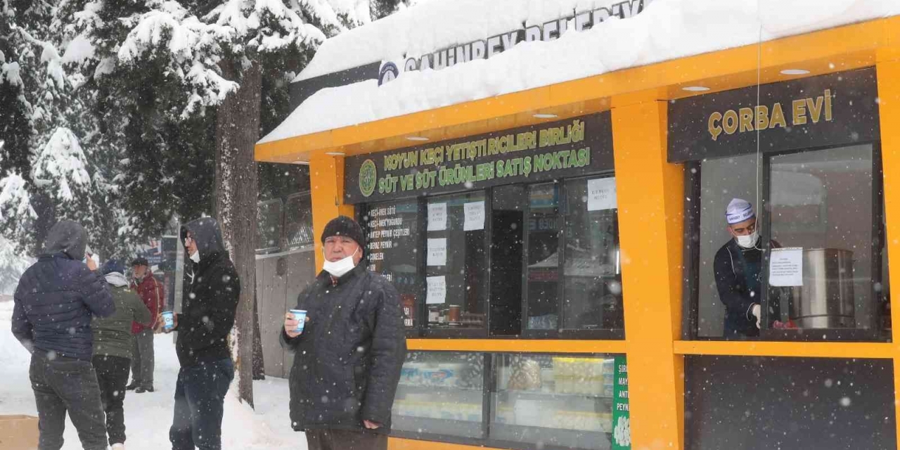 Şahinbey’de Sokaktaki Vatandaşlara Sıcak Çorba