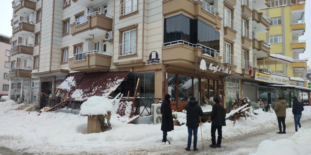 Gaziantep’te Çatıdan Düşen Karlar İş Yerlerine Zarar Verdi