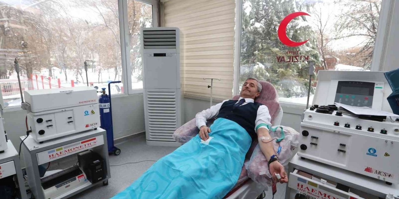 Tahmazoğlu Kan Vererek Kan Bağışı Çağrısında Bulundu