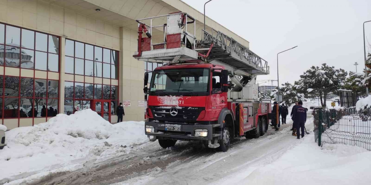 Büyükşehir, Yüksek Kar Yükünün Oluştuğu Şehirlerarası Otobüs Terminali’nde Önlem Aldı