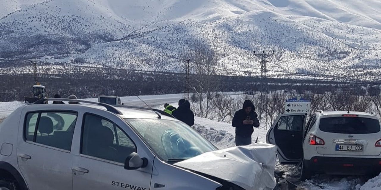 İki Otomobil Kafa Kafaya Çarpıştı: 9 Yaralı