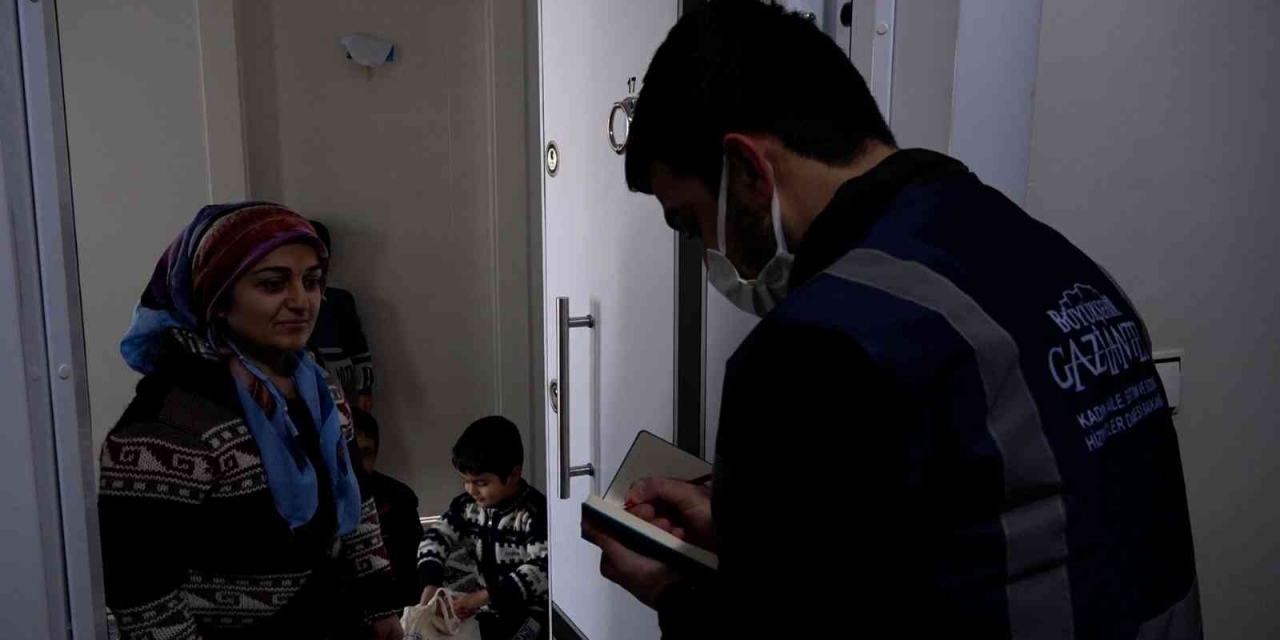 Engelli Ve Yaşlıların Erzak Ve Yiyecek İhtiyacı Kapılarına Kadar Götürüyor