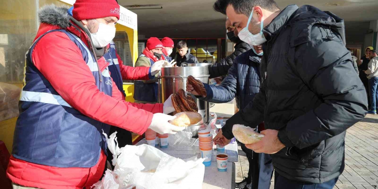 Büyükşehir, Otobüs Terminalindeki Vatandaşlara Kumanya Dağıttı