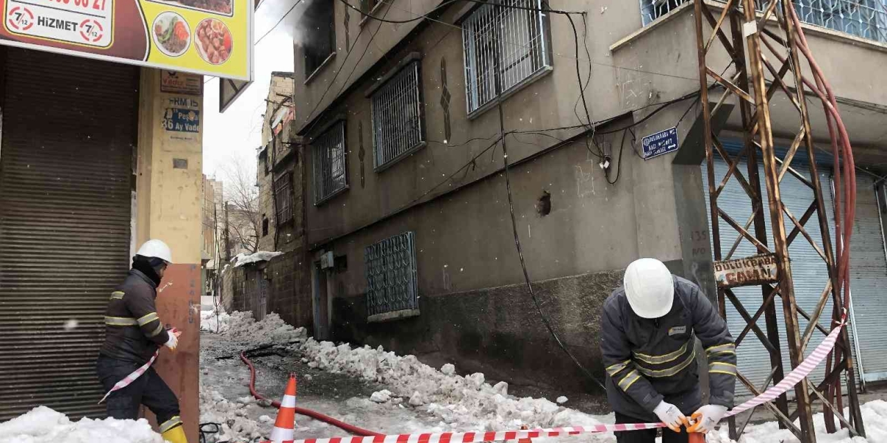 Elektrik Kontağı Evi Yaktı, 2 Kişi Dumandan Etkilendi