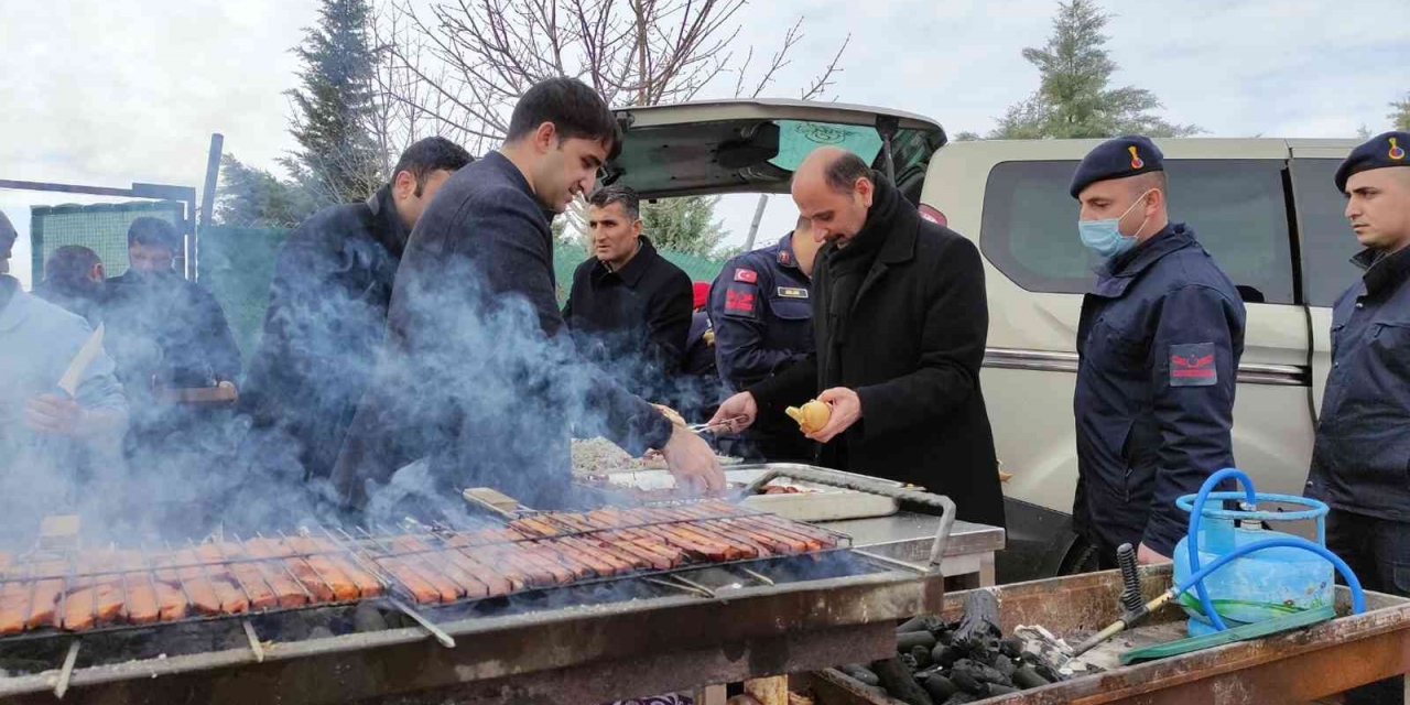 Kaymakam Sevgili’den, Karla Mücadelede Görev Yapan Kamu Personeline Mangalda Sucuk Ekmek İkramı