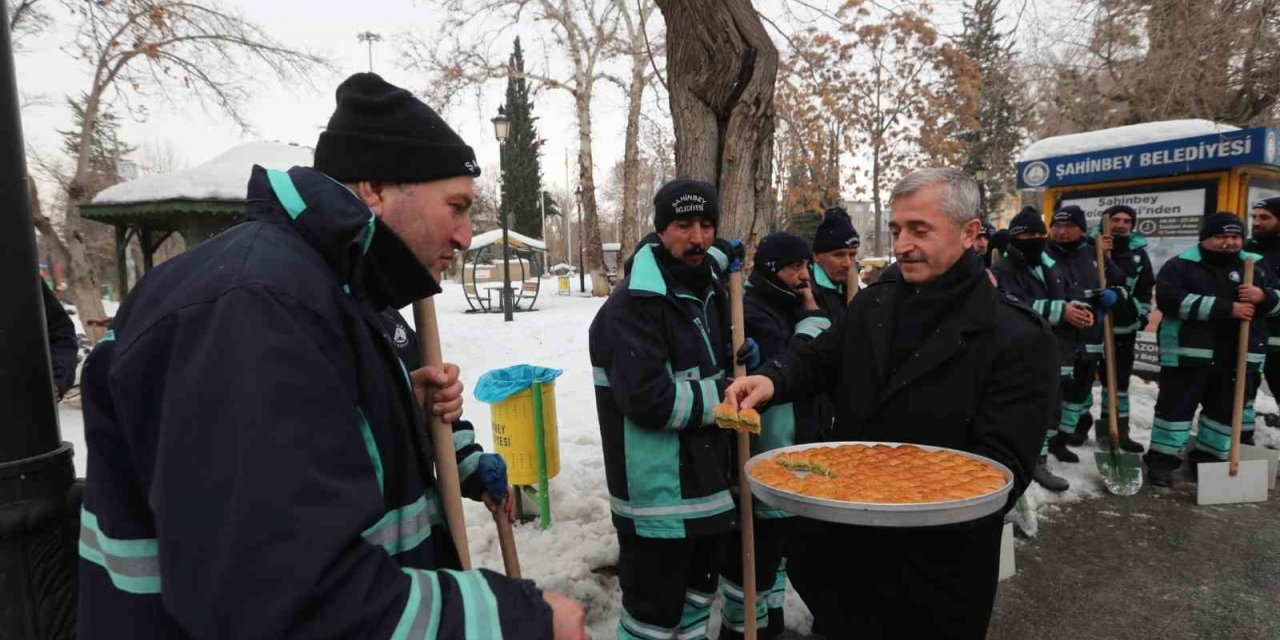 Kar Temizleme Çalışması Yapan Ekiplere Baklava Dopingi