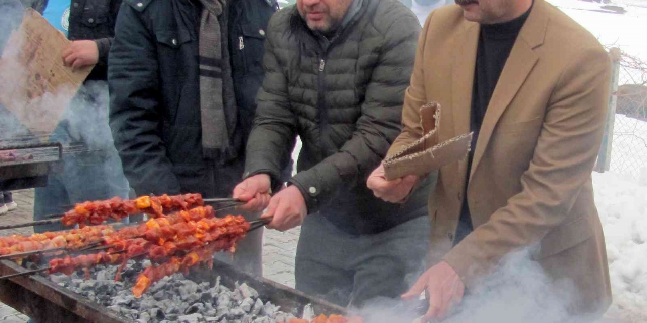 Doğru, Kar Temizleme Çalışması Yapan Ekiplere Kebap İkram Etti