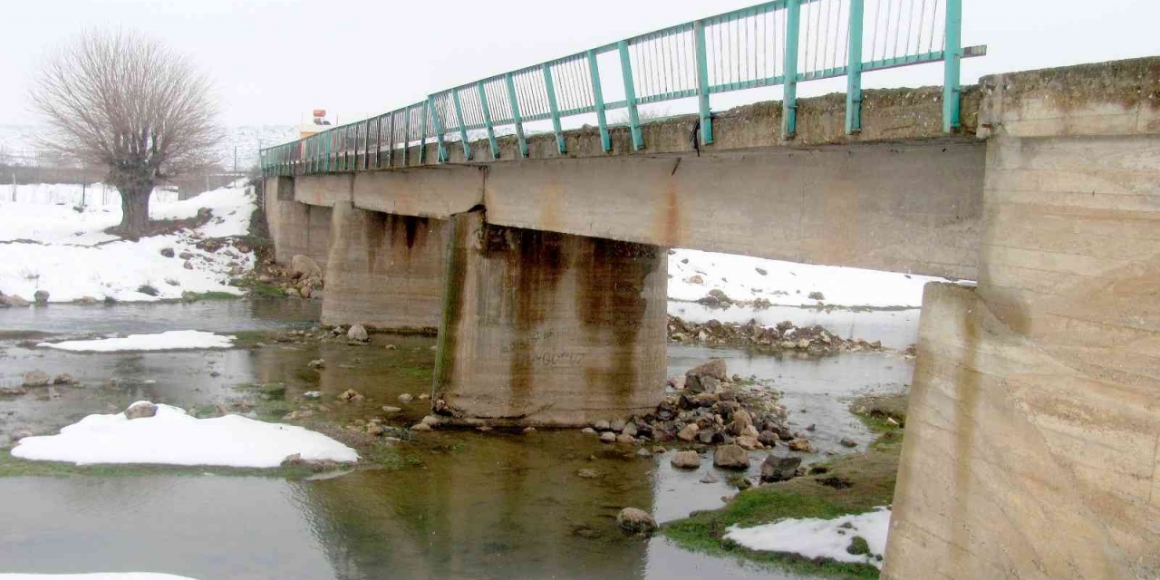 Araban’da 11 Kırsal Mahalleye Ulaşım Sağlayan Köprü Tehlike Saçıyor