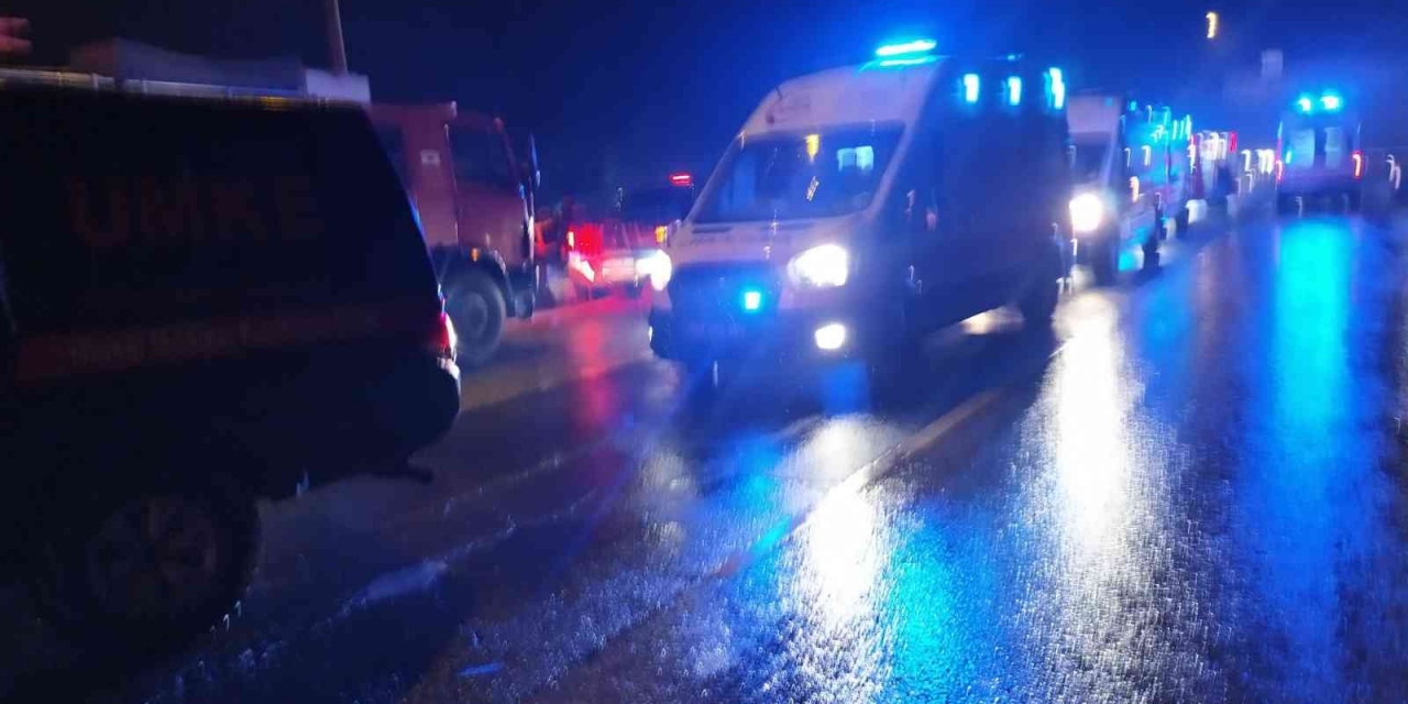 Adana Gaziantep Otoyolu Nurdağı Gişelerinde Yolcu Otobüsü Şarampole Yuvarlandı. Kazada En Az 20-25 Kişi Yaralandı. Olay Yerine Çok Sayıda Polis, Sağlık, İtfaiye Ve Umke Ekibi Sevk Edildi.
