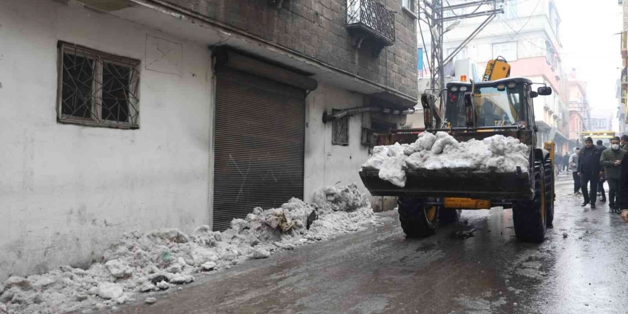Büyükşehir’den Ara Sokaklarda Kar Temizliği