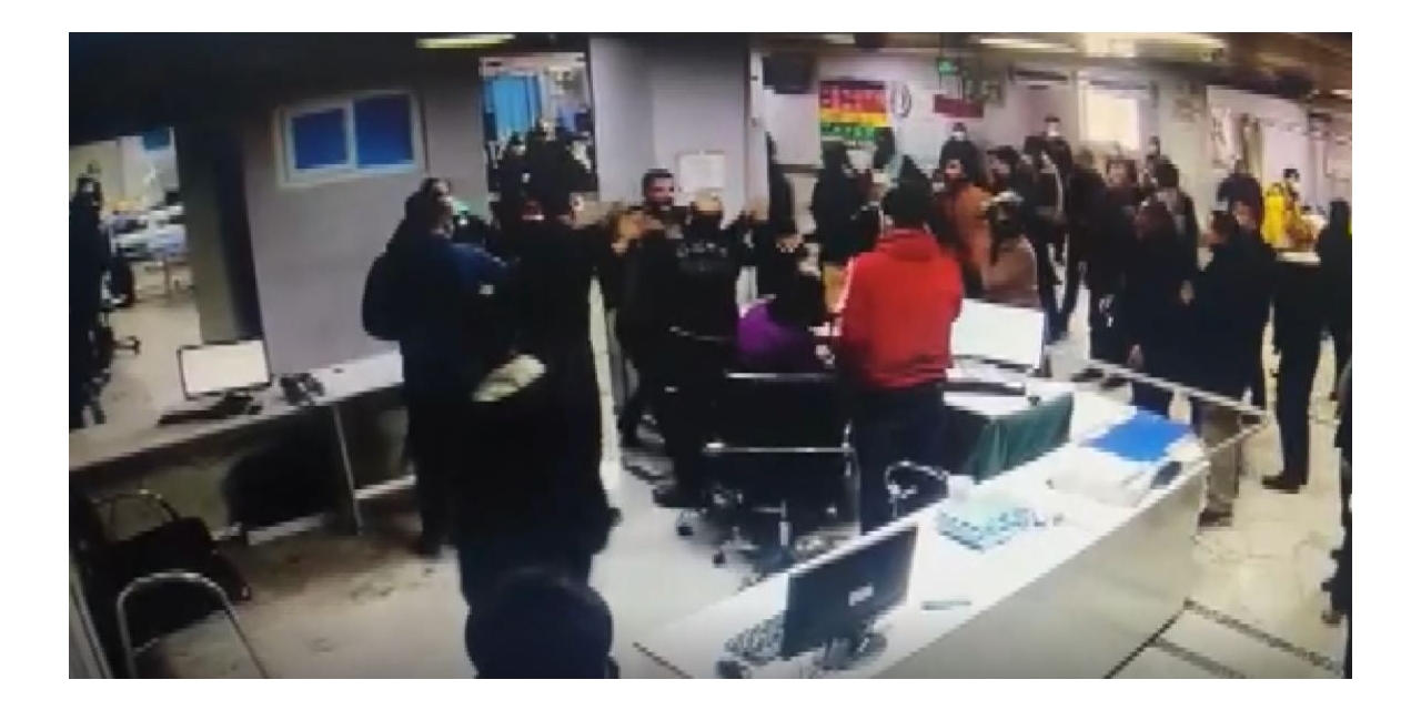 Acil Servis’te Hasta Yakınlarından Sağlık Görevlilerine Yumruklu Saldırı
