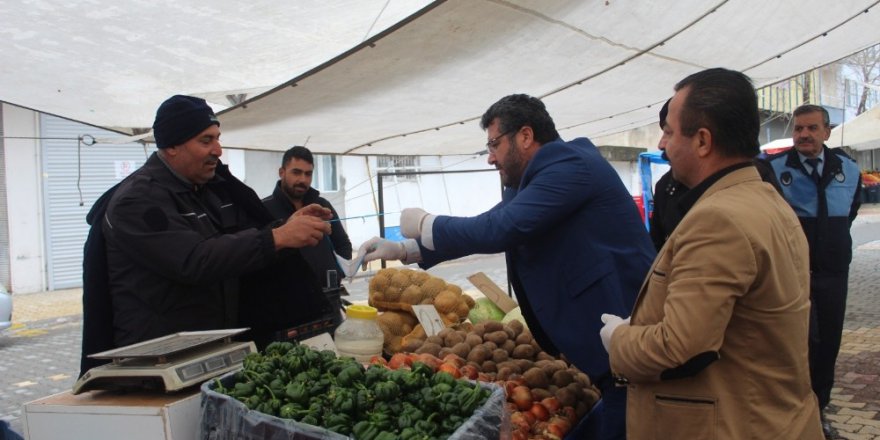 Kahta Belediyesi Pazarcı Esnafa Eldiven Ve Maske Dağıttı
