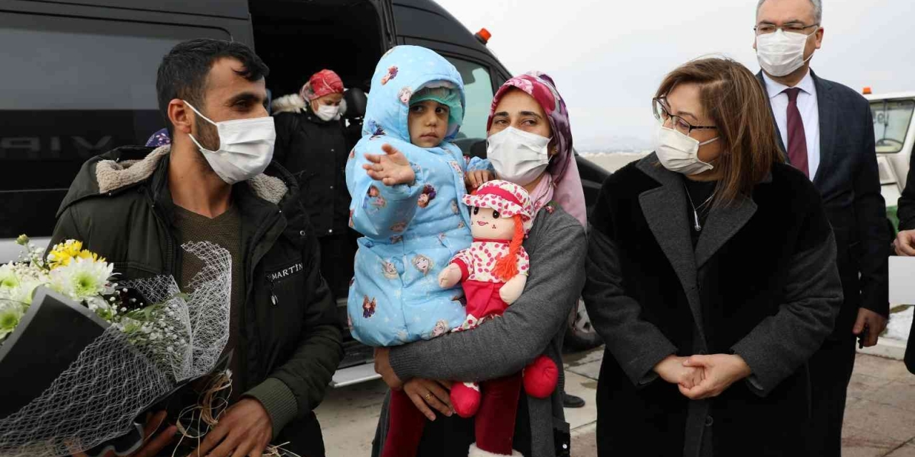 Taburcu Olan Minik Asiye Memleketi Gaziantep’e Döndü