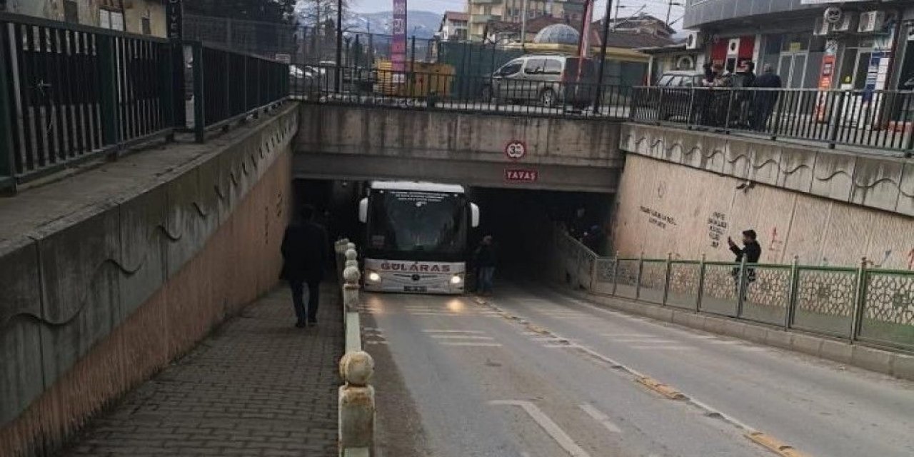 Adıyaman Yolcu Otobüsü Alt Geçide Sıkıştı