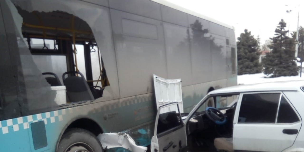 Özel Halk Otobüsü İle Çarpışan Araç Hurdaya Döndü
