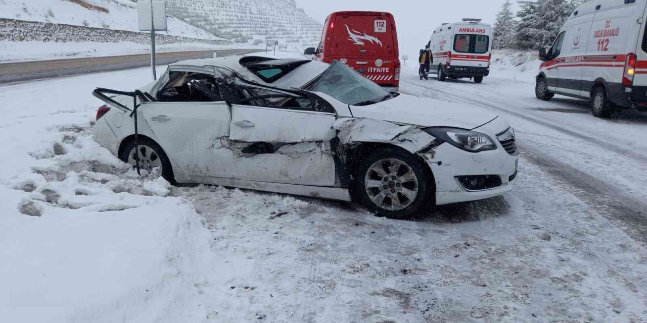 Otomobil Park Halindeki Tıra Çarptı: 3 Yaralı