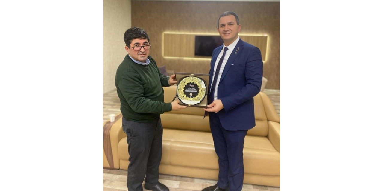 Cahide’den Yaşar Ağdağ’a Teşekkür Plaketi