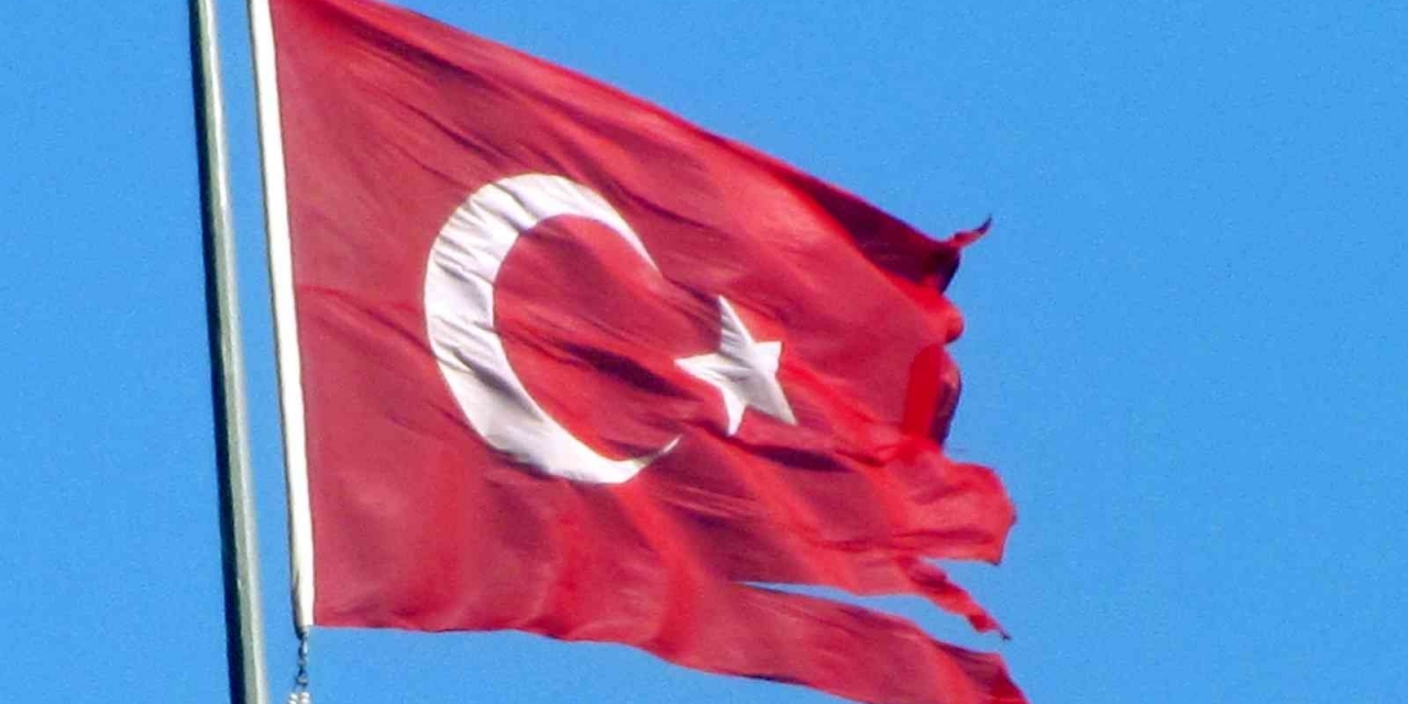 Araban’da Şiddetli Rüzgardan Zarar Gören Türk Bayrağı Yenilendi