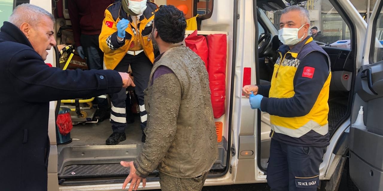 Bakan Koca Üzeri Kirli Olduğu İçin Ambulansa Binmek İstemeyen İşçiyi Paylaştı