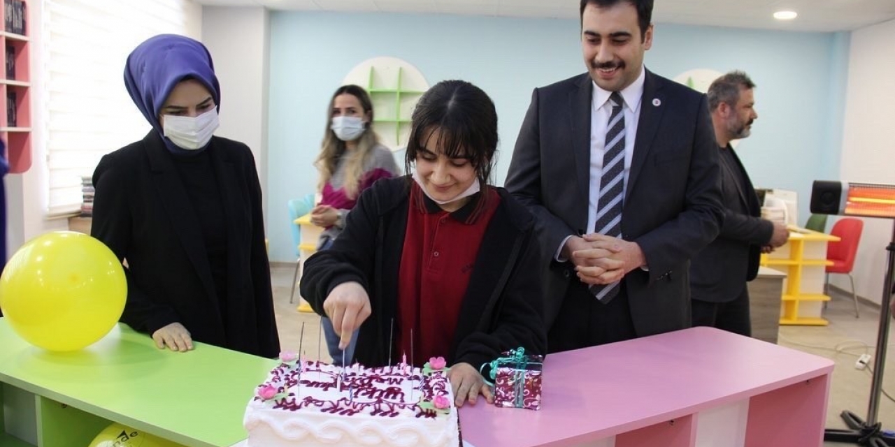 En Çok Kitap Okuyan Öğrenciye Doğum Günü Sürprizi