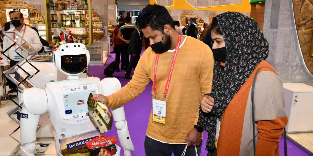 Altunkaya’nın Markalarını Yapay Zekalı Robot Tanıttı
