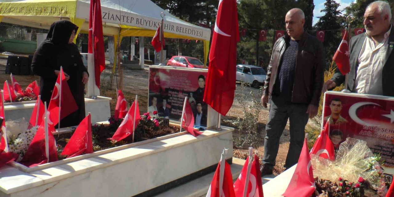 Evlat Nöbetindeki Ailelerden Gara Şehitlerinin Mezarına Ziyaret