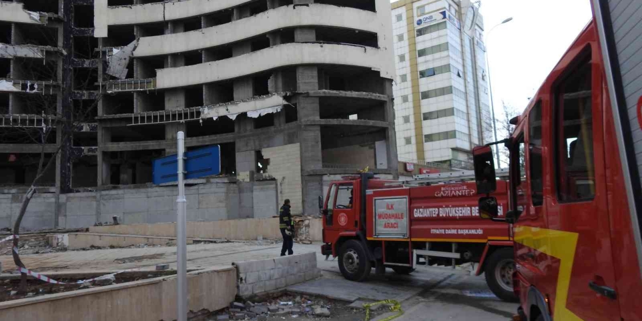Atıl Durumdaki Otel Binasının Otopark Kısmı Çöktü