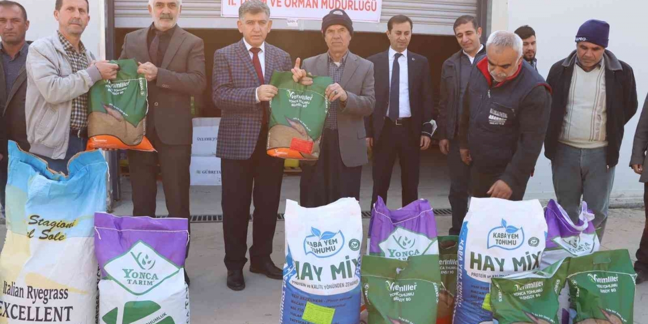 Çiftçilere Yem Bitkisi Tohumluğu Dağıtıldı