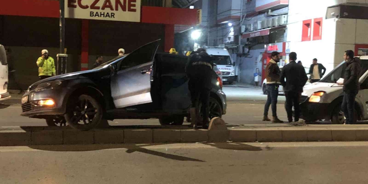 ’dur’ İhtarına Uymayan Sürücü Kaza Yapıp Refüje Çıktı