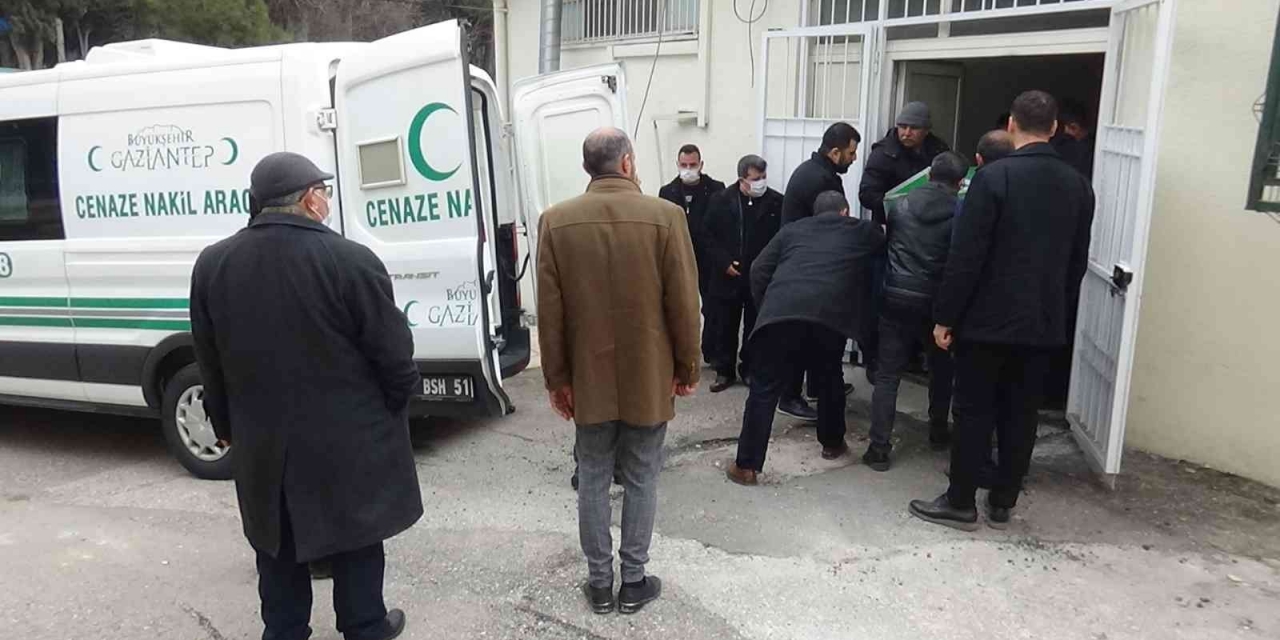 Otomobilin Çarptığı 6 Çocuk Babası Adam Hayatını Kaybetti