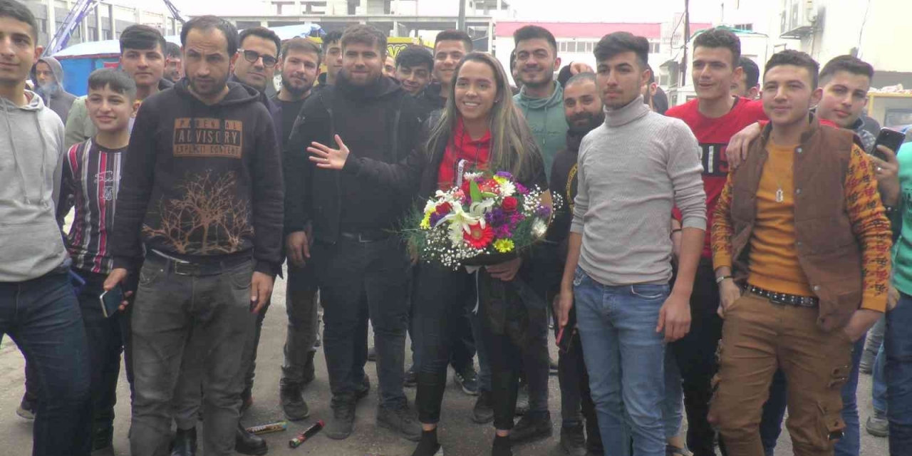Brezilyalı Kadın Futbolcu Davul, Zurna Ve Meşalelerle Karşılandı