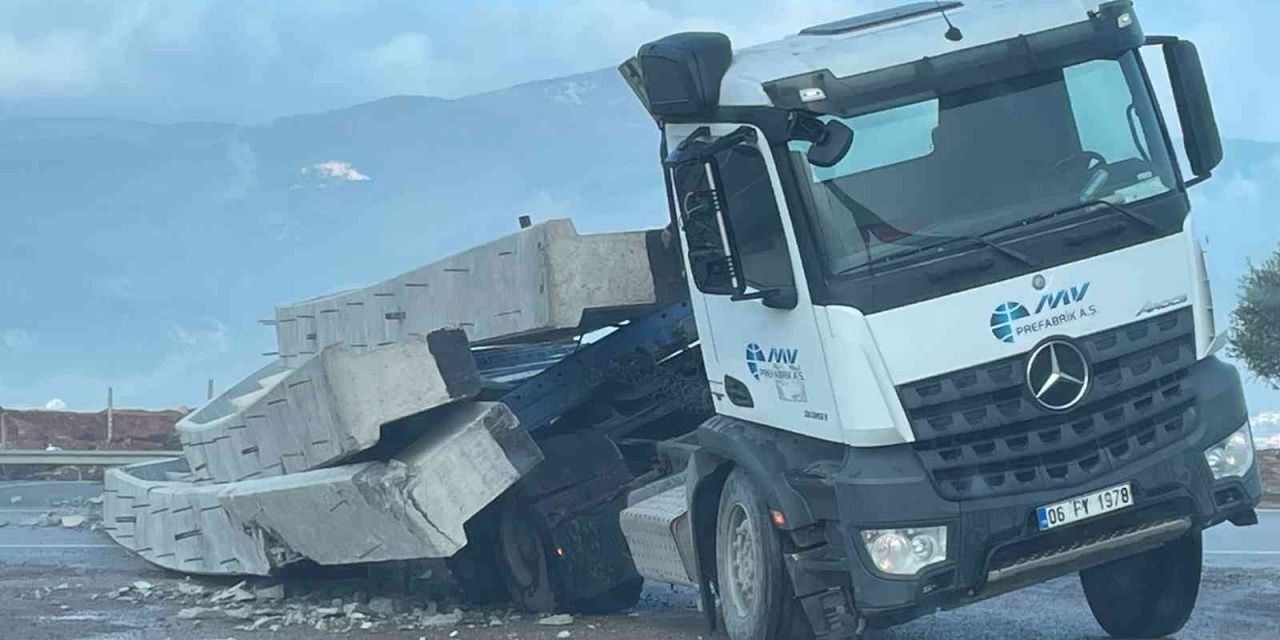 İslahiye’de Beton Blok Yüklü Tır Devrildi
