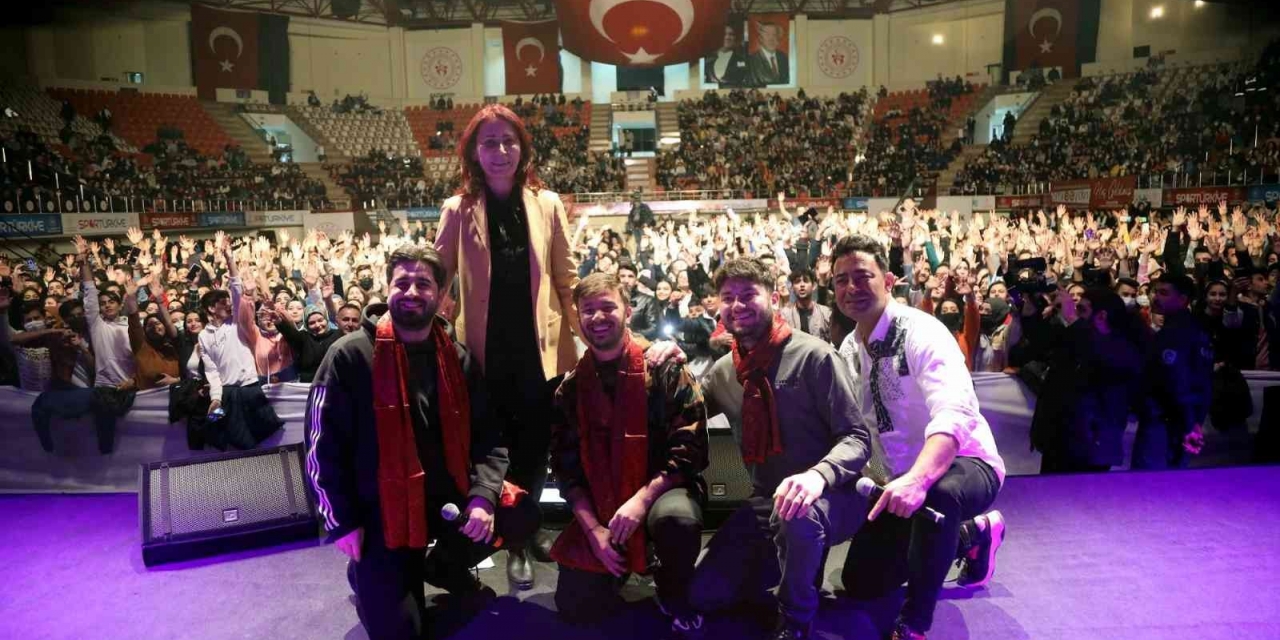 Ünlü Pop Sanatçısı Emre Aydın Gazi Şehirliler İçin Konser Verdi