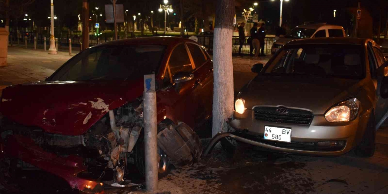 İki Otomobil Kavşakta Çarpıştı: 2 Yaralı