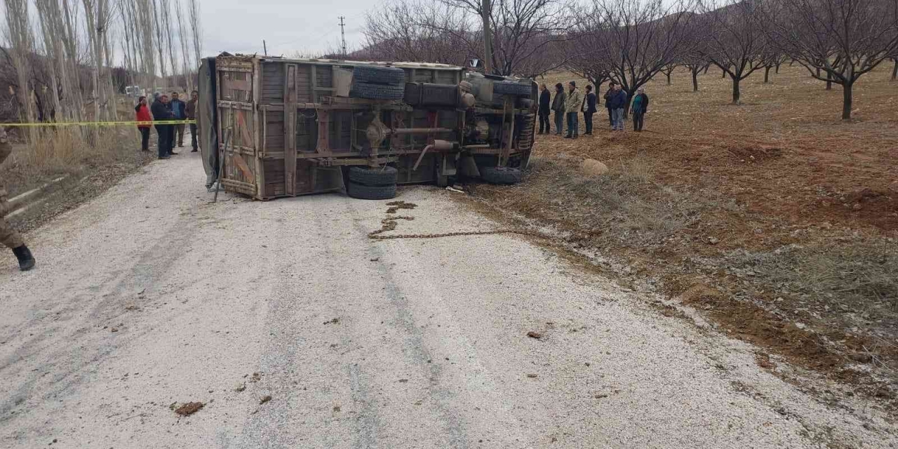 Virajı Alamayan Kamyon Devrildi: 1 Ölü, 1 Yaralı
