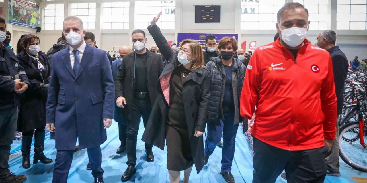Pansiyonlarda Konaklayan Öğrencilere Forma Ve Bisiklet Dağıtıldı