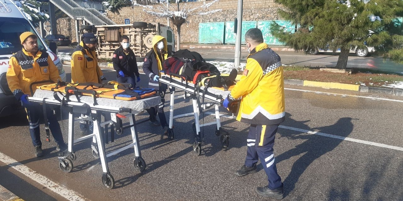 Yolcu Minibüsü Buzlanma Nedeniyle Devrildi: 3 Yaralı