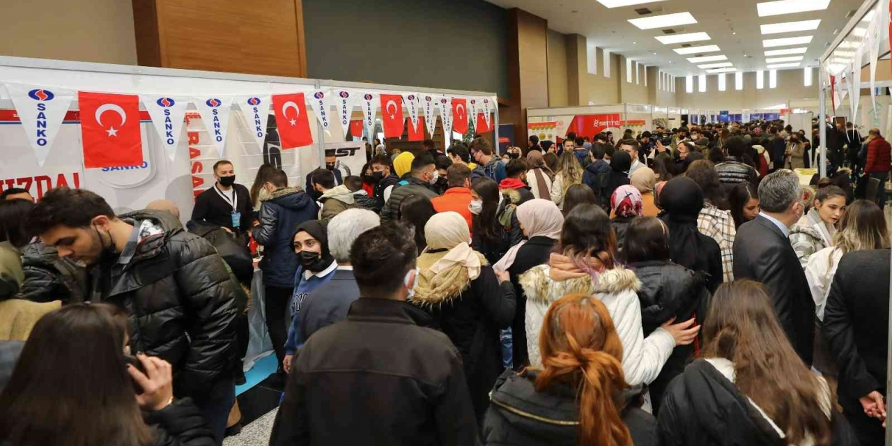 İpekyolu Kariyer Fuarı’na Öğrenci Akını