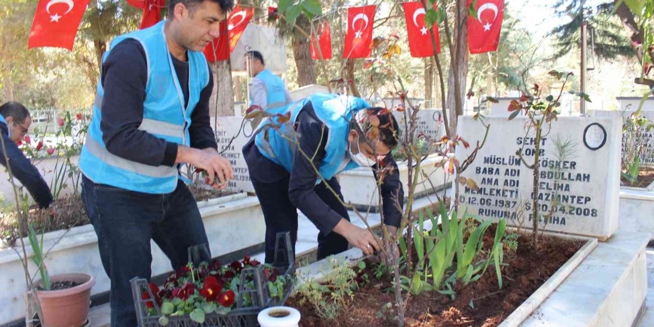 Denetimi Serbestlik Müdürlüğü Personeli Şehitlikte Temizlik Yaptı