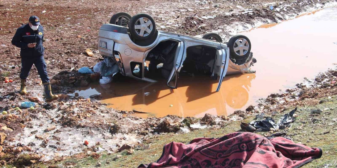 Virajı Alamayan Araç Şarampole Uçtu: 1 Ölü, 4 Yaralı