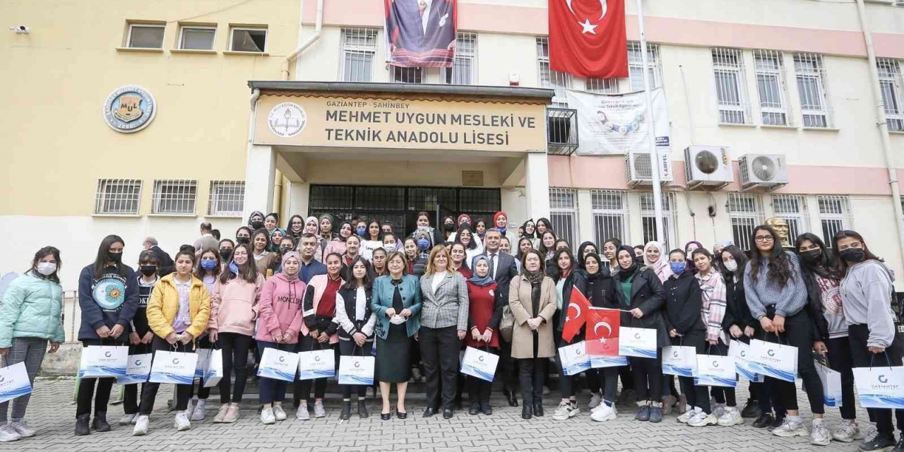 Gaziantep’te Kitap Okuyan Gençler Ödüllendiriyor