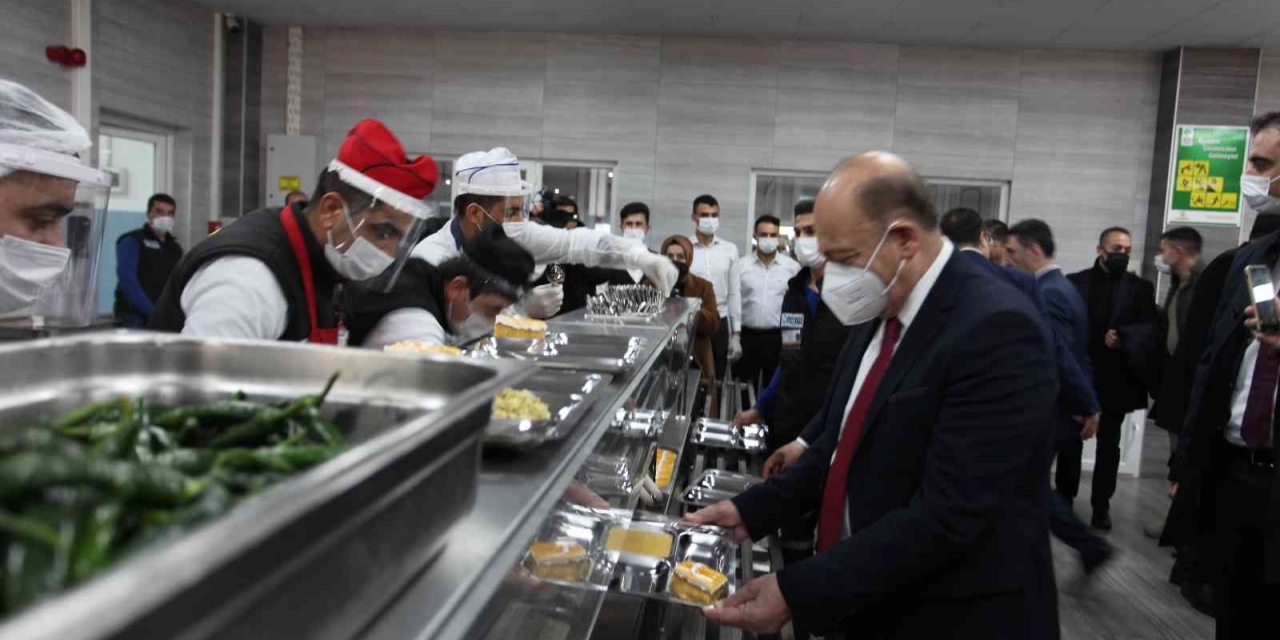 Bakan Bilgin İşçilerle Yemek Sırasına Girdi