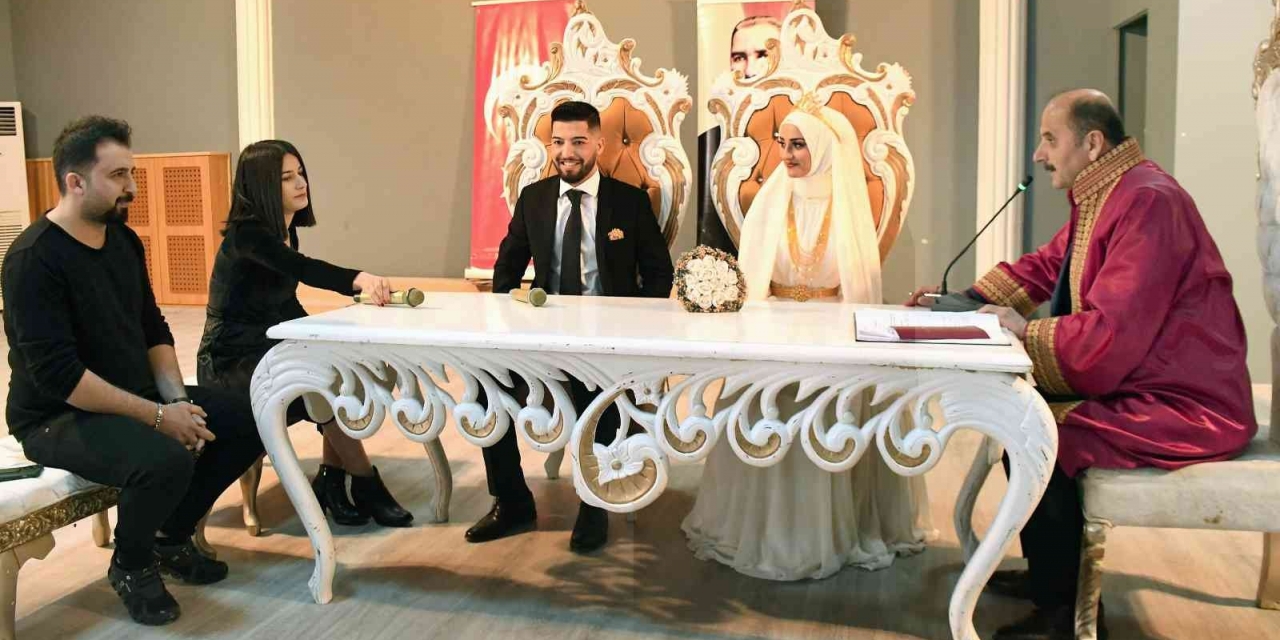 Genç Çiftin Nikahını Belediye Başkanı Hasan Doğru Kıydı