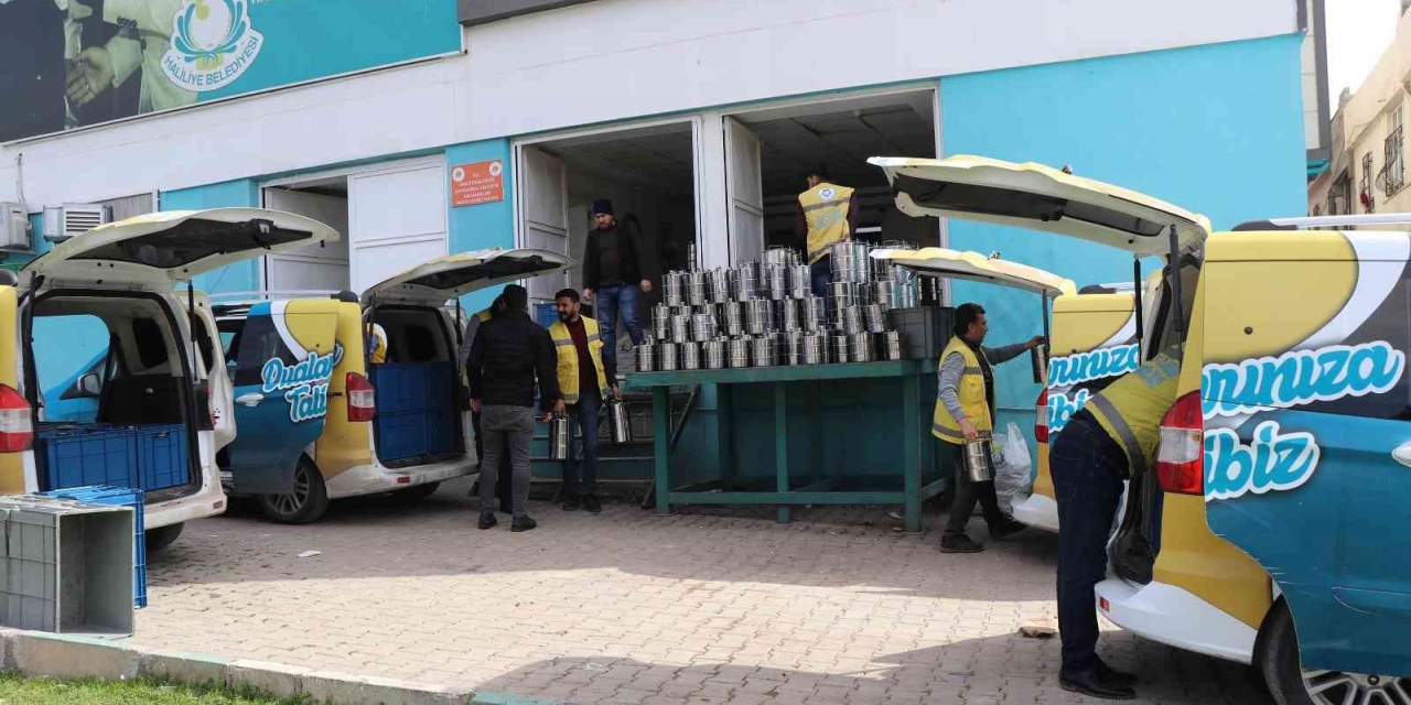 Haliliye’de 712 Hanenin Sofrasına Sıcak Yemek Ulaştırılıyor