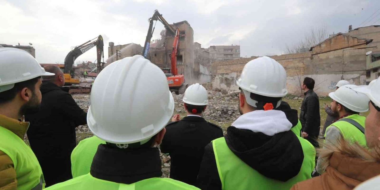 Üniversite Öğrencileriyle Birlikte Yıkım Çalışmalarını İnceledi