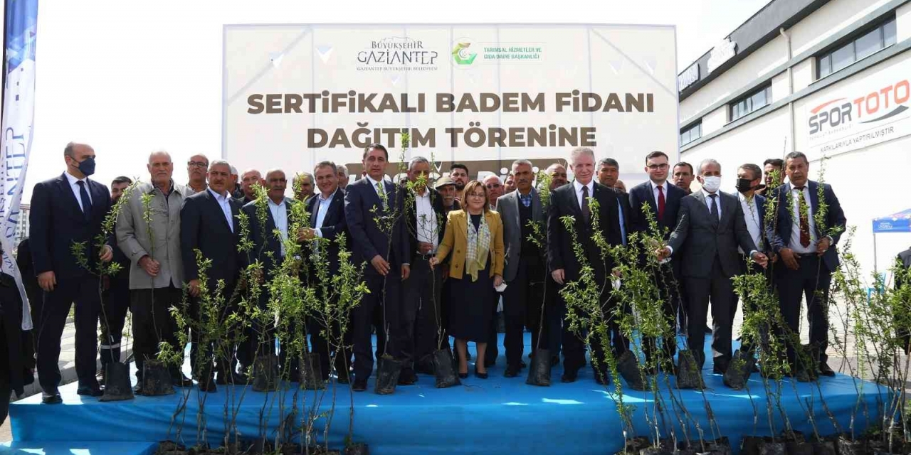 Yavuzeli Çiftçisine 20 Bin Badem Fidanı Dağıtıldı