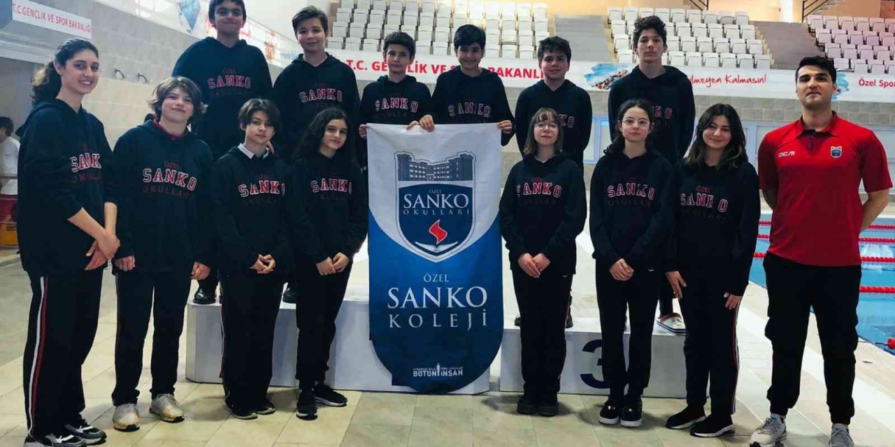 Sanko Okullarının Kız Ve Erkek Yüzme Takımı Bölge İkincisi Oldu