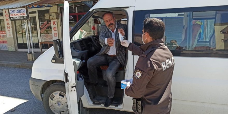 Sincik İlçesinde Polisler Maske Dağıttı