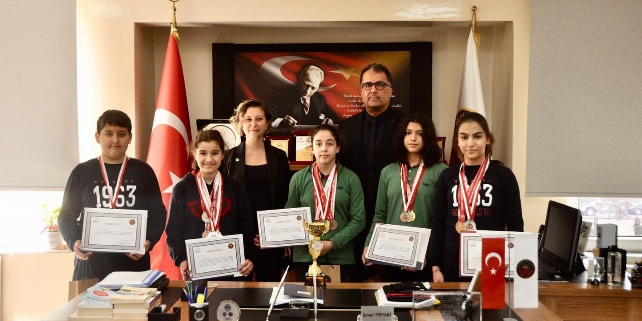 Gkv’nin Altın Kulaçlarından İki Şampiyonluk Kupası