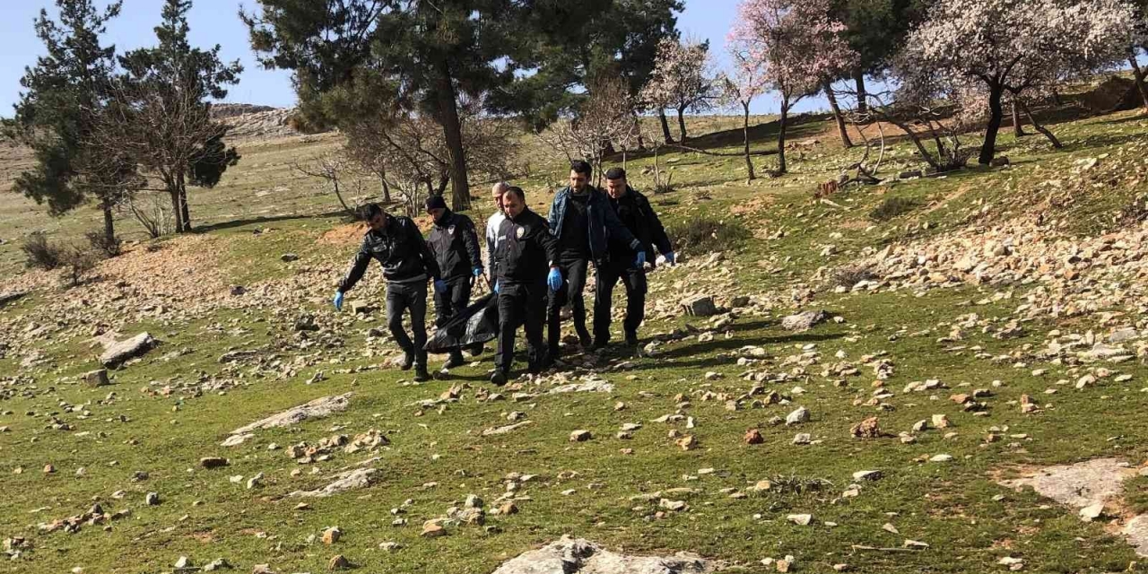 Gaziantep’te 25 Yaşındaki Genç Ağaca Asılı Halde Bulundu